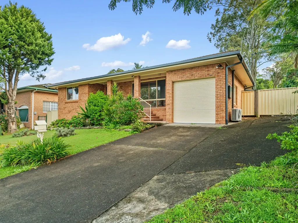 Taree 4ห้องนอน Beautifully Presented Family Home with Multiple Living Areas on 801sqm Block