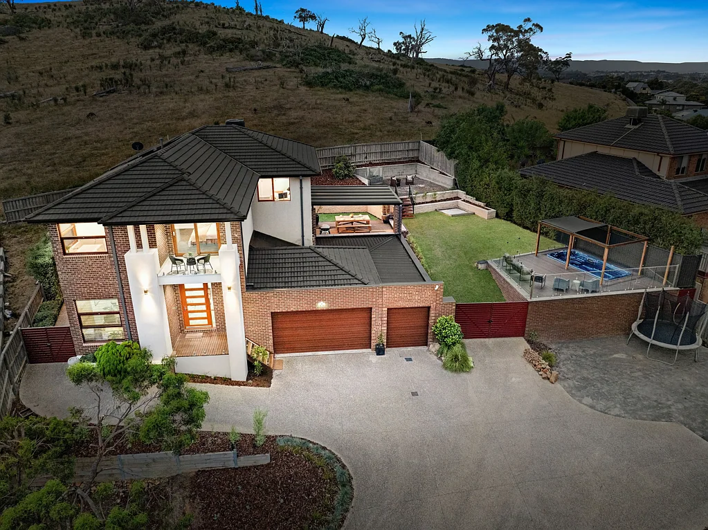South Morang 4房 尊贵住宅 1150㎡ South Morang高点 城市景观视野 现代厨房 开放客厅 私人阳台主卧SPA浴室 全景城市景观后院 游泳按摩池 火坑区 宽敞花园 户外甲板遮盖烧烤区 智能家居 宽敞三车库 A Rare Gem in South Morang: The Only Home of Its Kind with Breathtaking City Views and Luxury Living