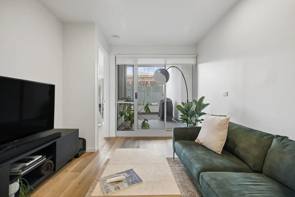 Elsternwick 2房 现代舒适，宽敞露台尽享派对乐趣 Contemporary comfort with a party-sized patio