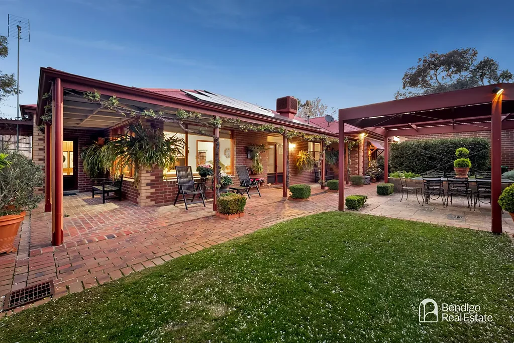 Strathdale 3Moenga THIS IS A STUNNING HOUSE AND SECRET GARDEN