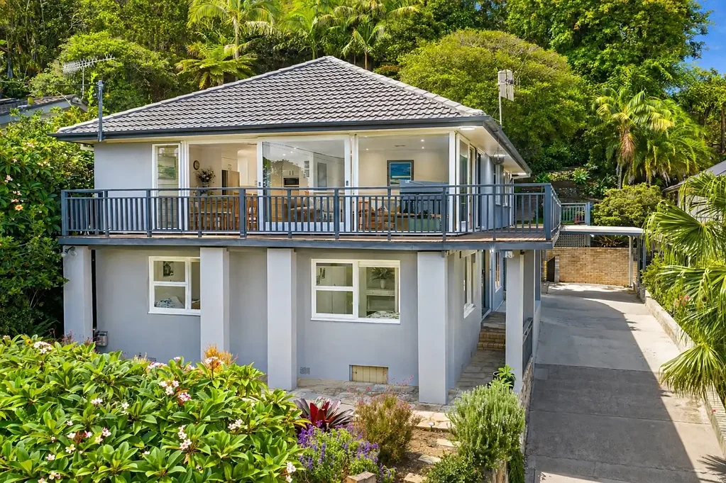 Collaroy 5房 地势较高1,438sqm地块 全景海岸线视野 毗邻保护区 多代同堂布局 灵活创收空间 私密绿意花园 丰富野生动物 周边生活便利 Breathtaking Ocean and Coastal Views - Two homes in one for extended family or passive income!