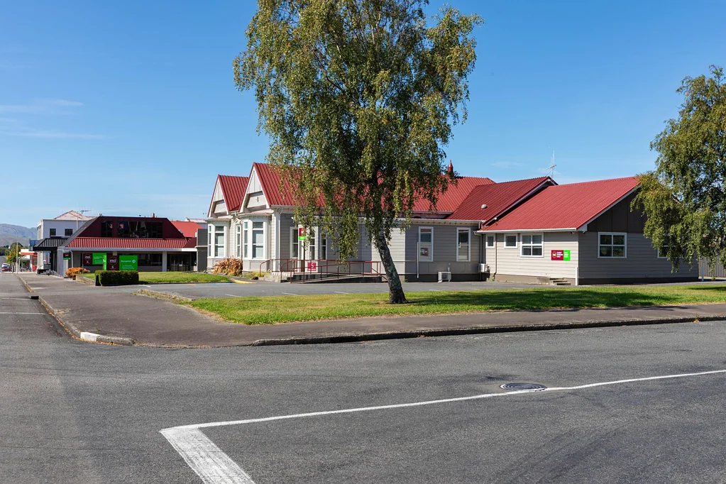 Dannevirke Split income investment. Prime CBD location