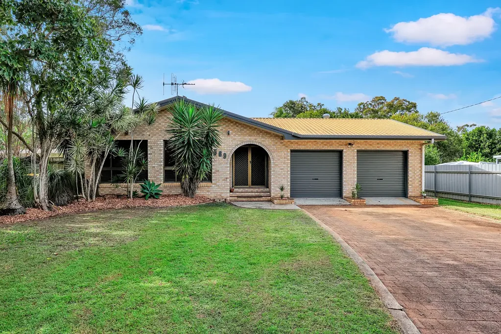 Branyan 3Phòng ngủ Immaculate Family Home on 1,777m² with Massive Shed & Entertaining Space
