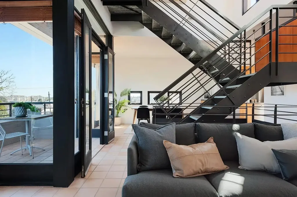 Luxury Waterfront Peninsula Living