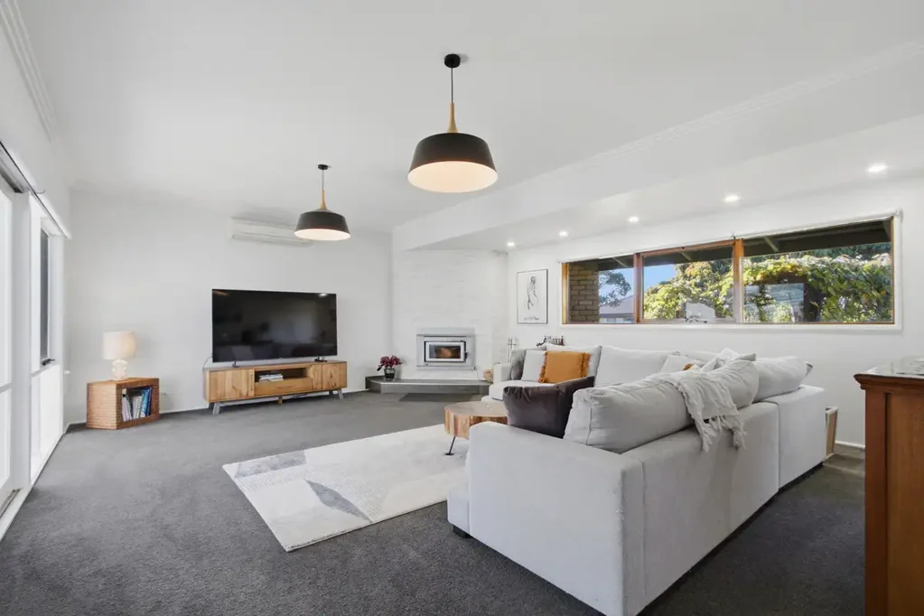Sale 4 Slaapkamer Spacious Family Living Inside and Out- East Sale Location