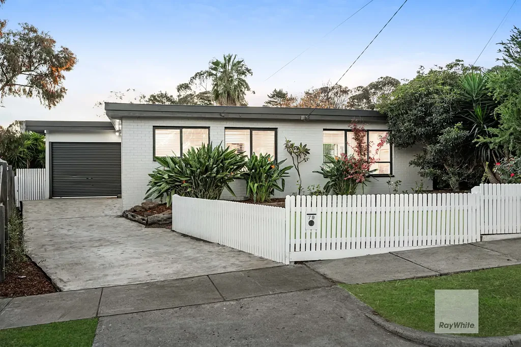 Tullamarine 3Moenga Poolside Entertainer with Impressive Renovations