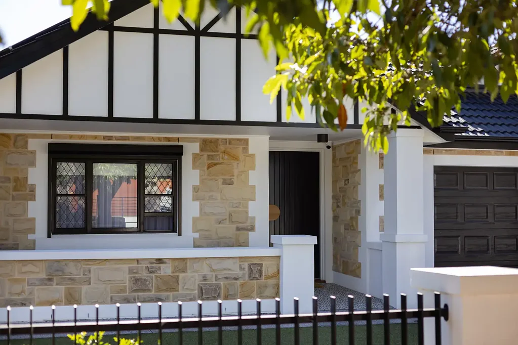 Netherby 4部屋 A Flawless Bungalow Transformation on French.