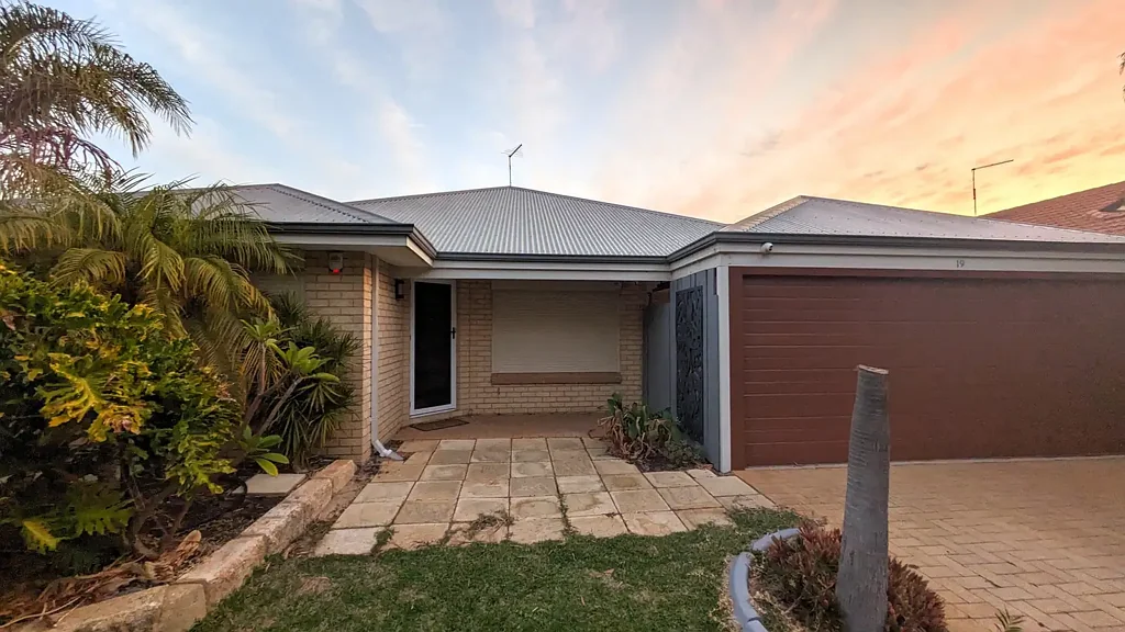 Furnished, modern and luxurious house in a fabulous location! Close to amenities, shops, etc!