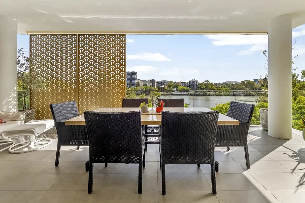 West End 3房 豪华河滨生活，拥有宽敞的娱乐空间和无遮挡的视野 Luxury Riverfront Living with Expansive Entertaining & Uninterrupted Views