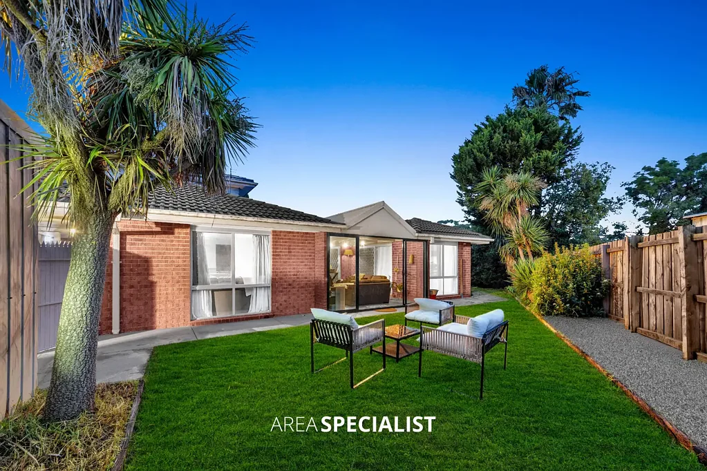 Narre Warren South 4कमरा Spacious Family Home with Multiple Living Zones & Effortless Entertaining Appeal!