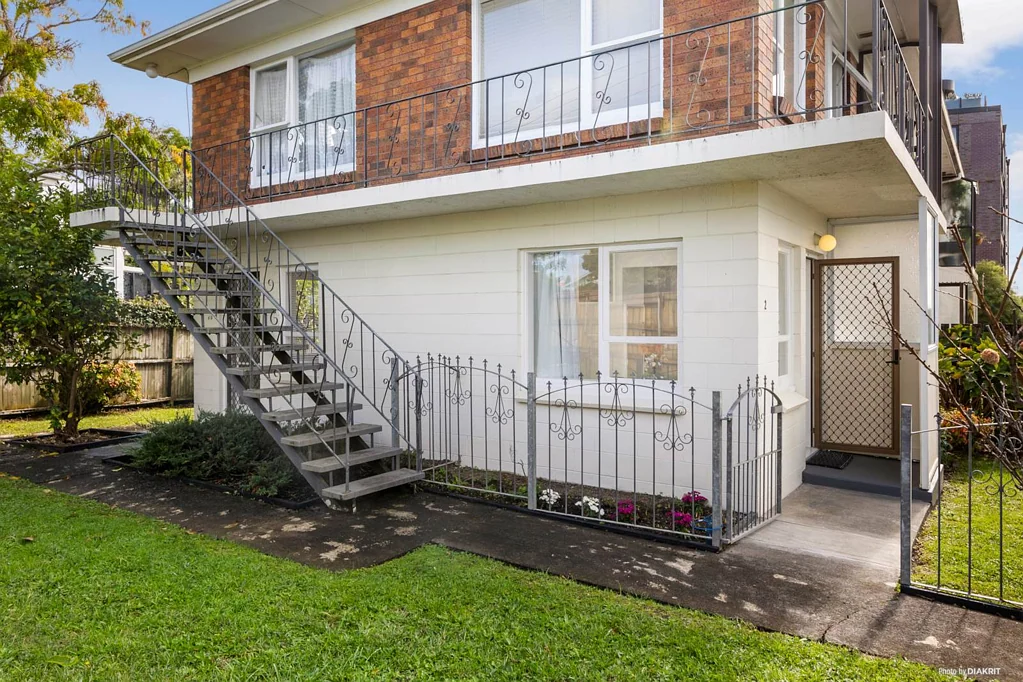 Western Springs 1 Bedroom Solid Brick-and-Tile Beauty – Refreshed and Ready!