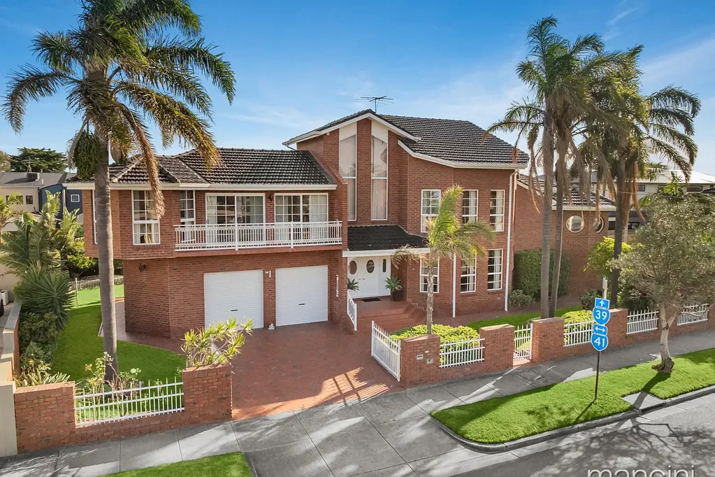Altona 4ਬੈੱਡਰੂਮ Beachside Position – A Solidly Built Family Home on 846m² with Suspended Concrete Construction