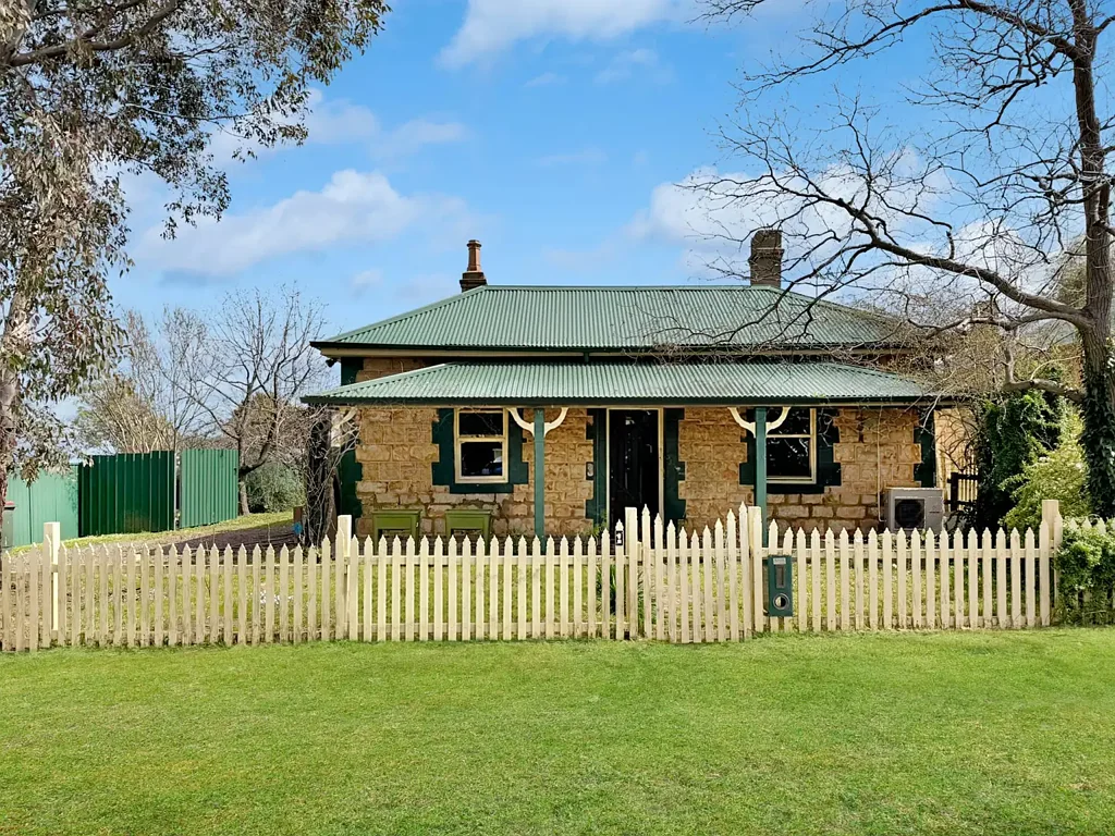 Young 3Kwarto Original Cobb & Co Residence circa 1880
