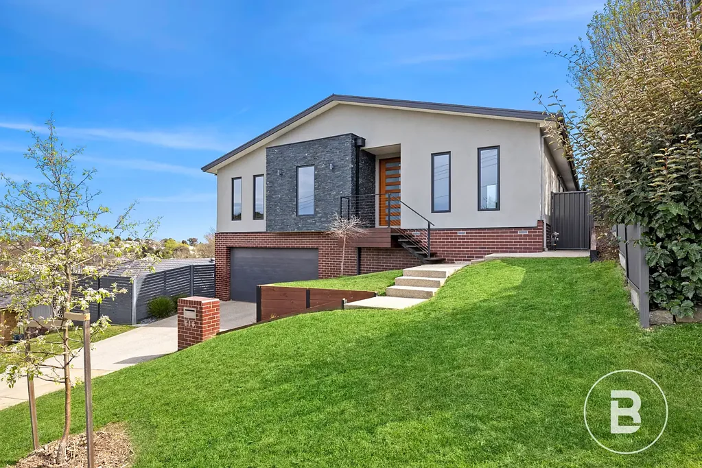 Golden Point 4 Bedroom STUNNING FAMILY HOME WITH VIEWS ACROSS GOLDEN POINT