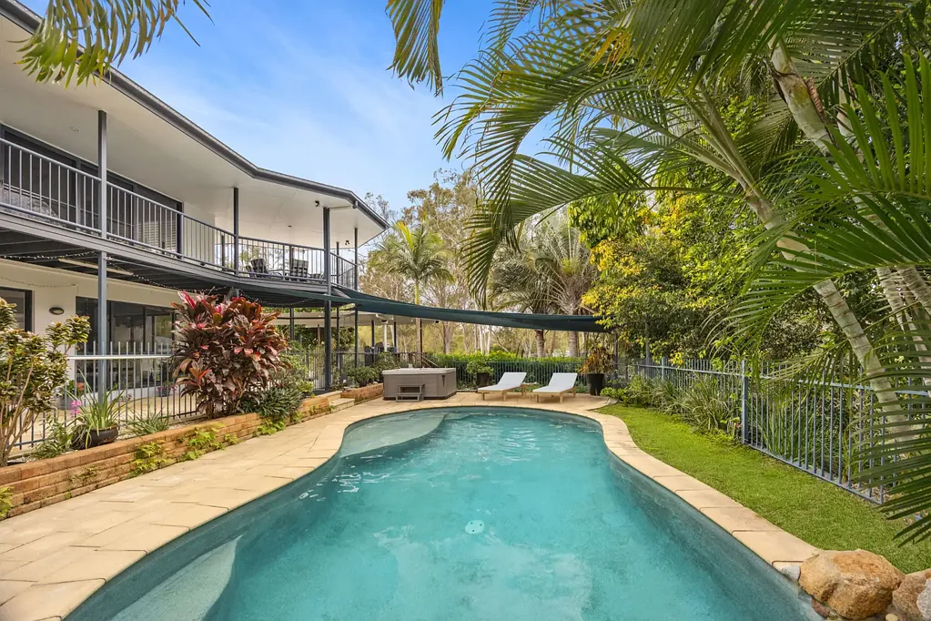 Karalee 6部屋 Expansive family / Dual living home in sought after Riverside Estate