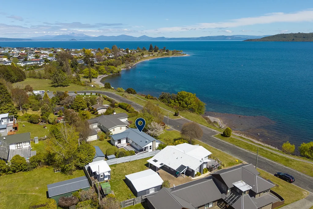 Wharewaka 3ਬੈੱਡਰੂਮ Absolute waterfront, timeless Taupō.