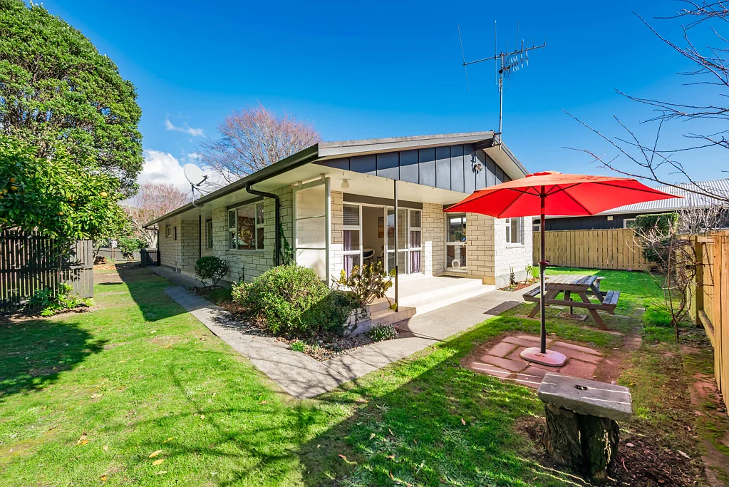 Waikanae 2غرفة نوم Selling under RV -  Garden Precinct cracker