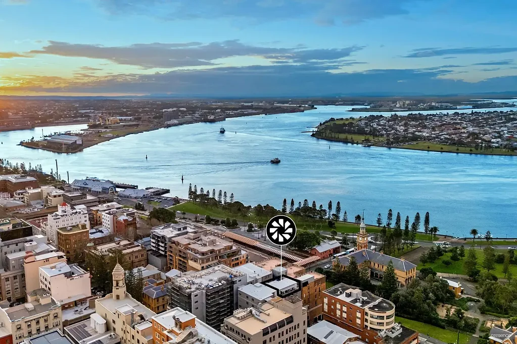 Newcastle 3chambre Light-filled penthouse with panoramic coastal views