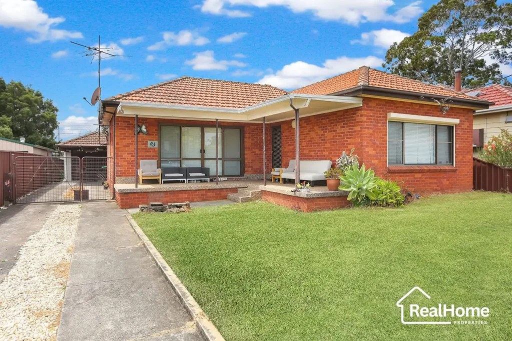 Blacktown 3房 713平米地块 卓越开发潜力 稳定周租1600 近火车站商圈 步行名校 医院便捷 Prime Investment Opportunity in the Heart of Blacktown