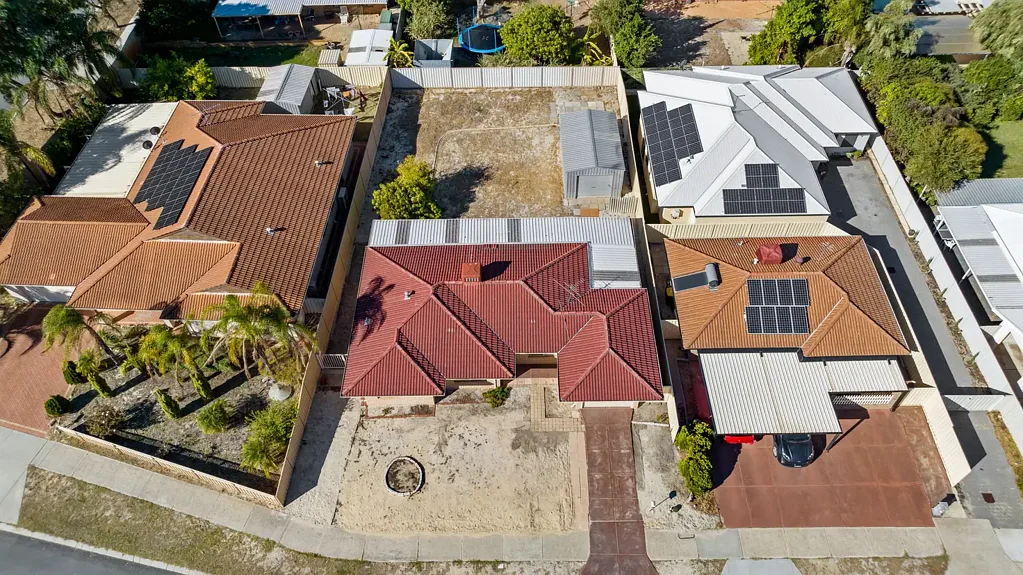 Beechboro 4Kwarto DEVELOPERS TAKE NOTICE! R20/R50 WITH POTENTIAL 300m²+ REAR BLOCK!