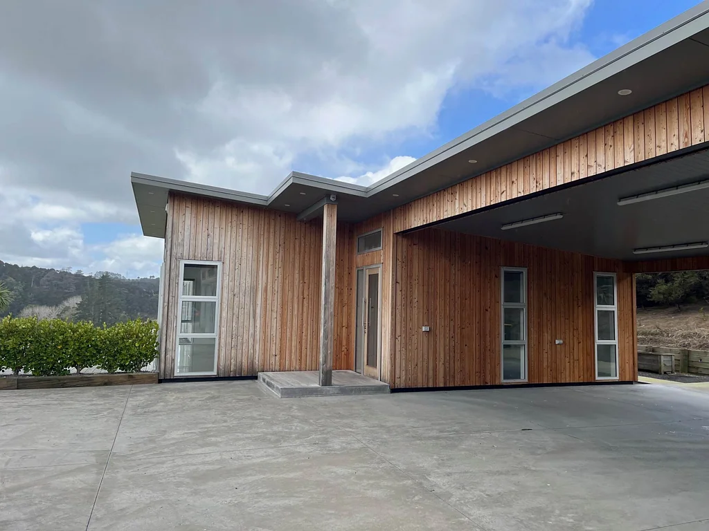 Large modern home with minor dwelling included