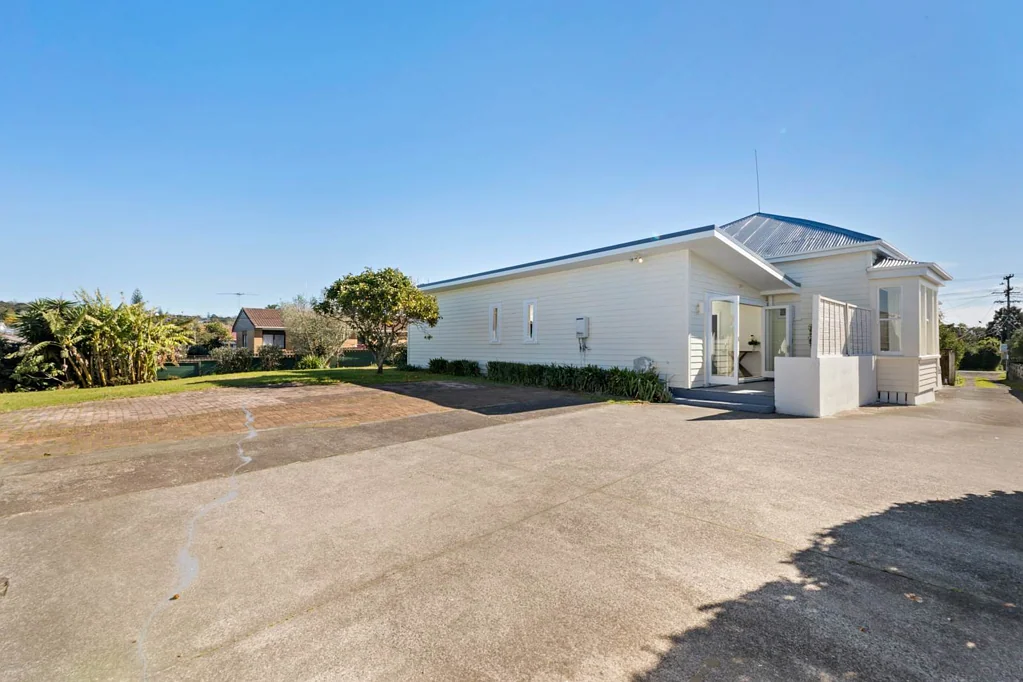 New Lynn 3房 机会难得 - 精美装修住宅，宽敞起居区、现代大厨房、步入式衣柜主卧、室外凉廊、设备齐全浴室。街道煤气供应，宽敞后院种满果树，三车位车库，商业潜力和发展可能性。 Rear Gem- Stunning home on 1,151m² & Triple Garage