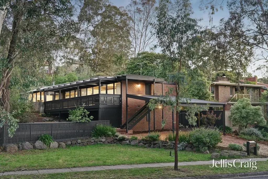 Eltham 4房 精心极简设计 温暖木饰面 大窗连接内外 舒适客厅阳台 时尚厨房吧台 私密主卧独卫 放松家庭浴缸 安全红砖庭院 朝北阳光后院 中央供暖空调 充足地下存储 双车位车库 近公园学区分区 Merchant Builders charm and character