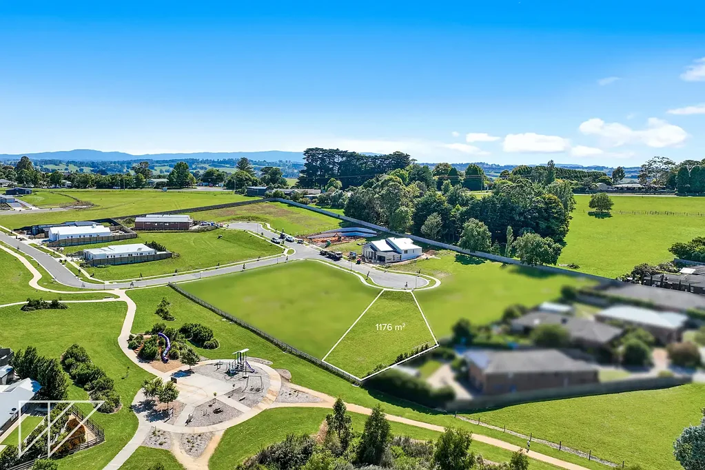 Warragul 尊贵地段1176㎡地块 Bowen Heights 醇熟社区  步至St Paul's Grammar 俯瞰Jacaranda Park  投资潜力无限 The Perfect Location For Your Family!