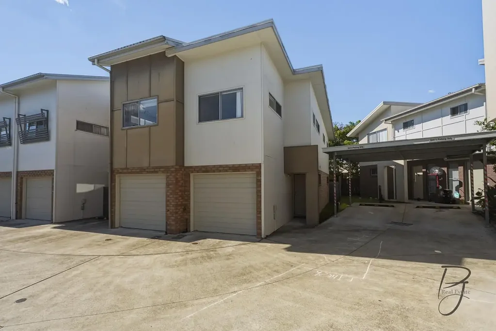 Morayfield 3房 现代风格设计 开放式布局 石材台面 主卧套房 私密东向户外 全围栏庭院 步行至火车站 购物中心近便 North-Facing Outdoor Living & Modern Comfort