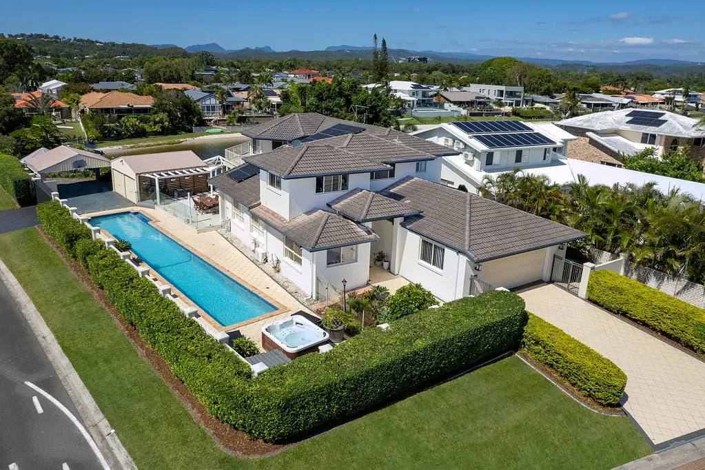 Burleigh Waters 5Kwarto A Rare Waterfront Landholding of Extraordinary Scale