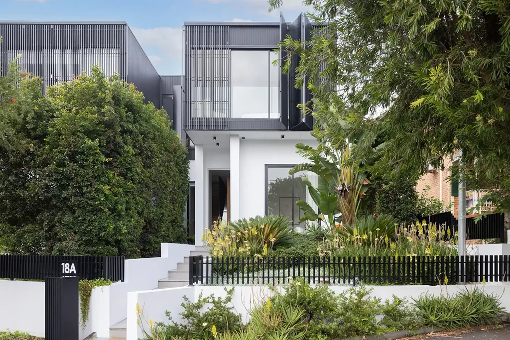 Marrickville 5房 现代高端住宅 双通道地块 双车库 私密景观 石材厨房 智能家居 宽敞布局 泳池平台 家庭友好 Contemporary high-spec family entertainer with pool