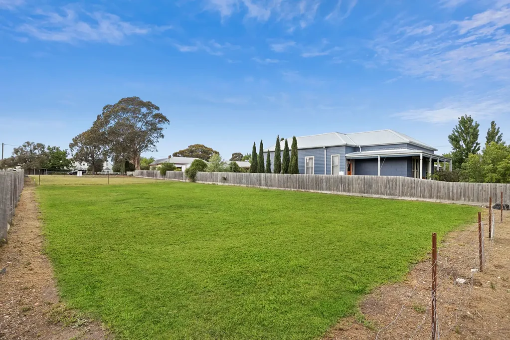 Clunes 711sqm elevated position