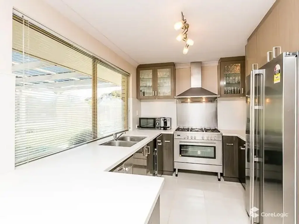 4X2 Family Home with Swimming Pool!