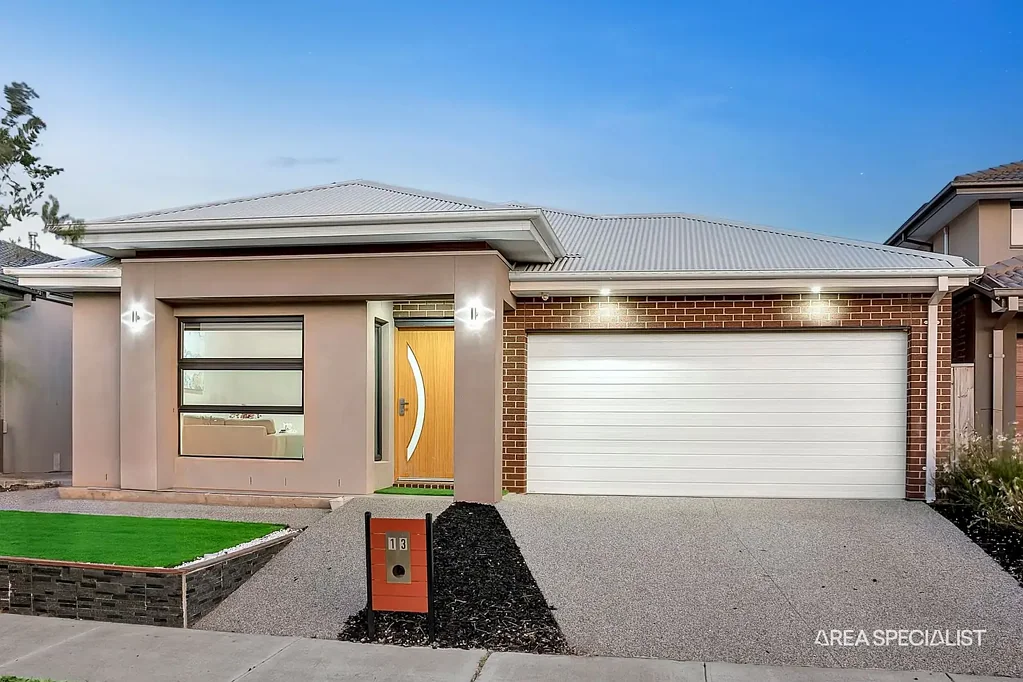 Truganina 4 Bedroom The Brief: Designer Home Walking Distance to Primary and Secondary Schools, and Truganina Central!!!