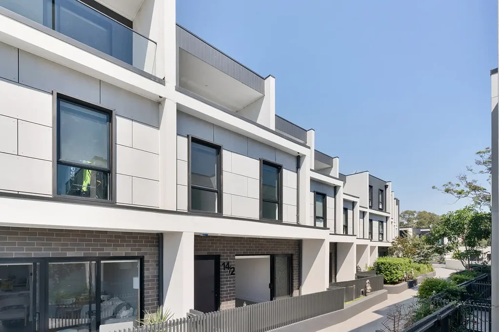 Engadine 3Zimmer Designer tri-level home with district views
