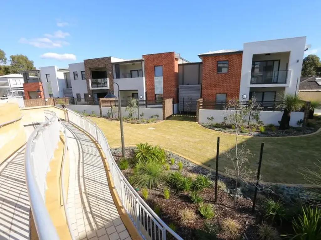 Light-Filled Beeliar Living in a Convenient, Low-Maintenance Setting