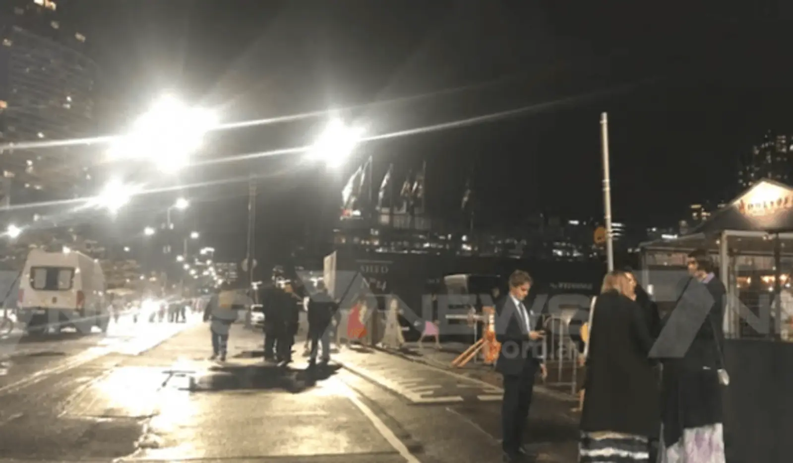 饭吃到一半被紧急疏散!墨尔本Docklands百年码头突然关闭!附近酒吧餐馆被迫停止营业