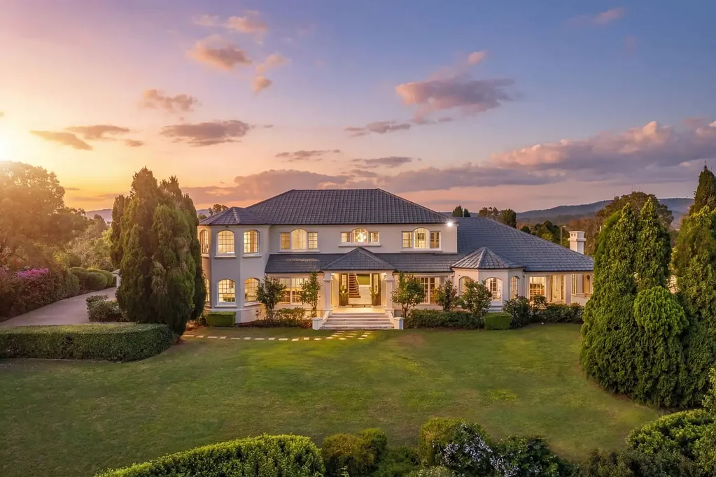 Brookfield 5 Slaapkamer The Georgianna Estate: A Grand Manor of Rare Distinction