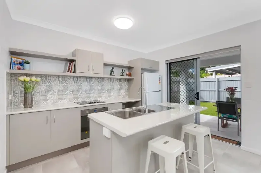 MODERN FURNISHED 1 BEDROOM UNIT LOCATED ON THE CITY FRINGE