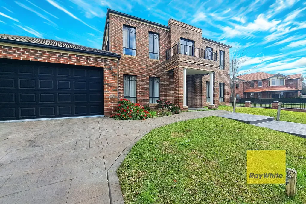 6 BEDROOM LUXURY HOME IN THE HEART OF NARRE WARREN SOUTH