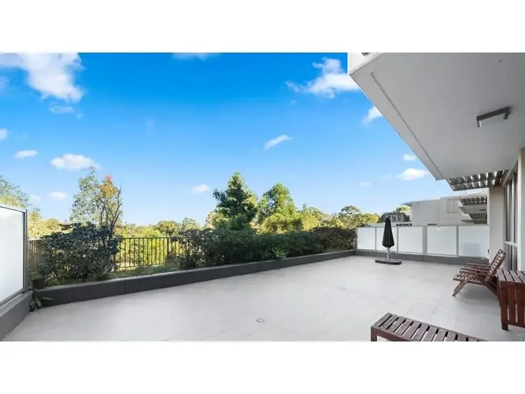 Very large two bedrooms with very large living with Hugh courtyard (2 Carspaces)