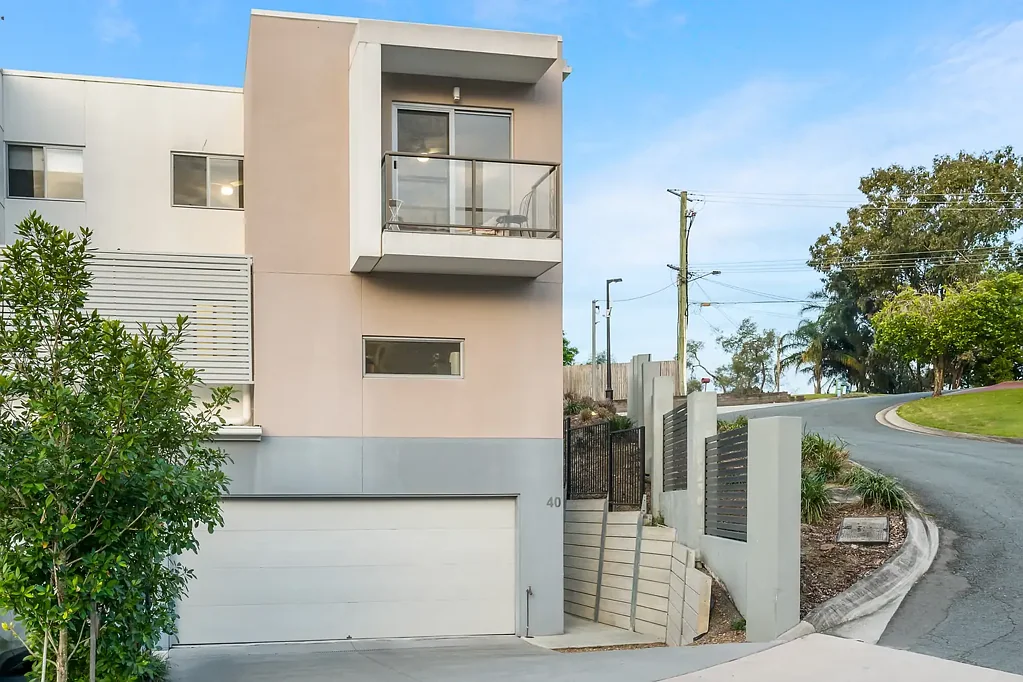 Arana Hills 4Zimmer Stylish Family Living Across Three Levels of Comfort and Space