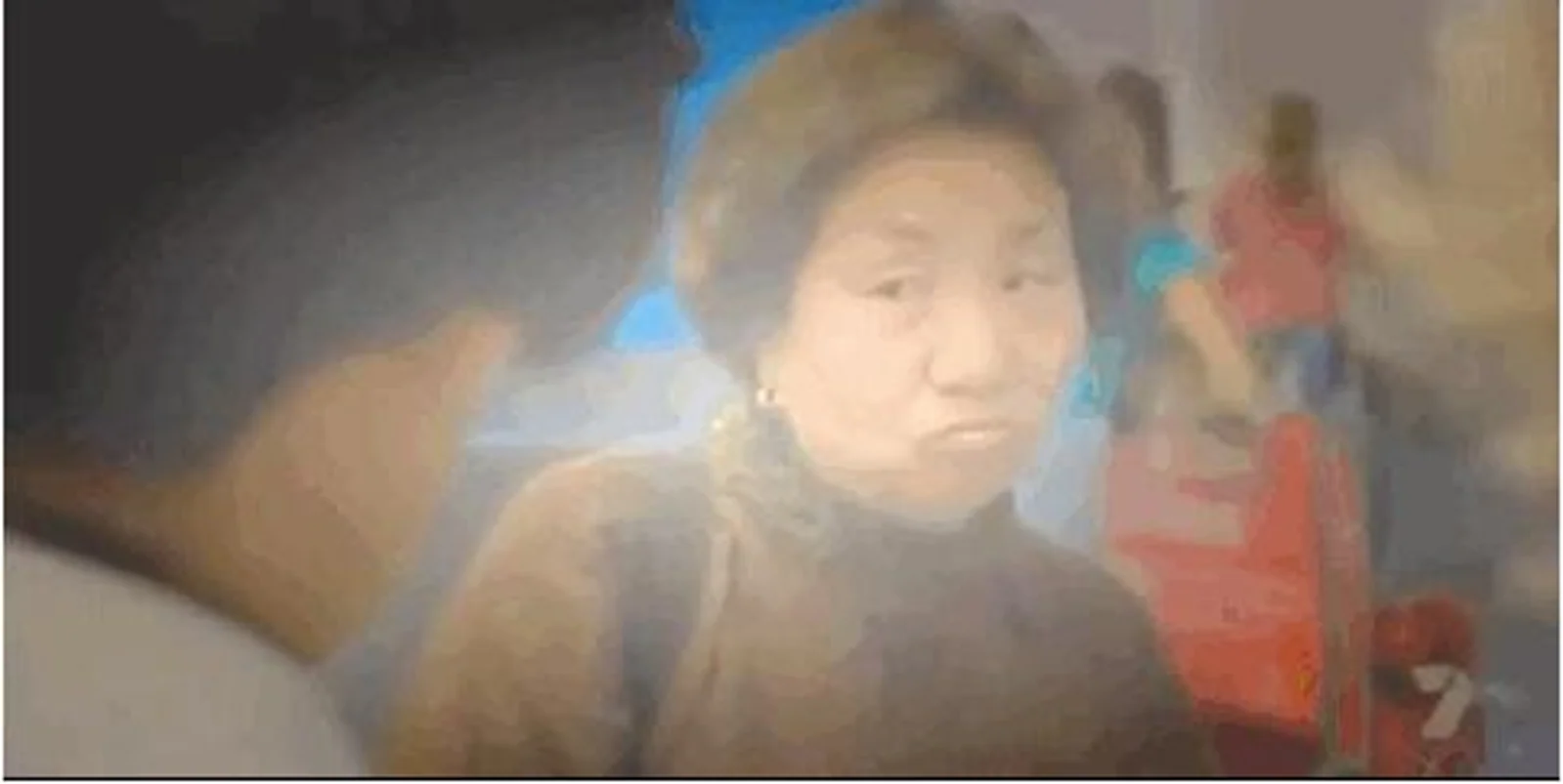哈哈哈哈！噘嘴、敬礼、摔东西，中国大妈被澳洲海关拦，现场竟闹起了小脾气...