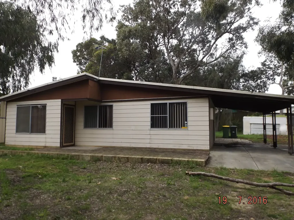 OLDER STYLE HOME ON A NATURAL BUSH BLOCK - IN AN IDEALIC LOCATION.