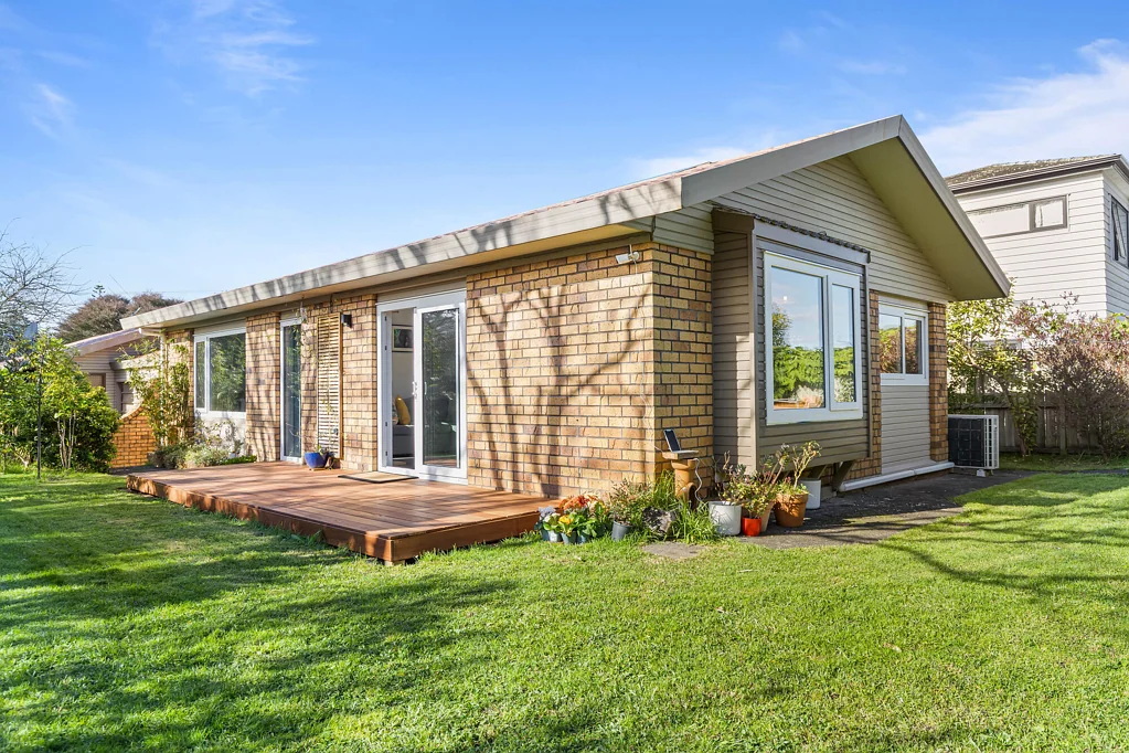 Ranui 2chambre Peaceful and private, plus it's brick!