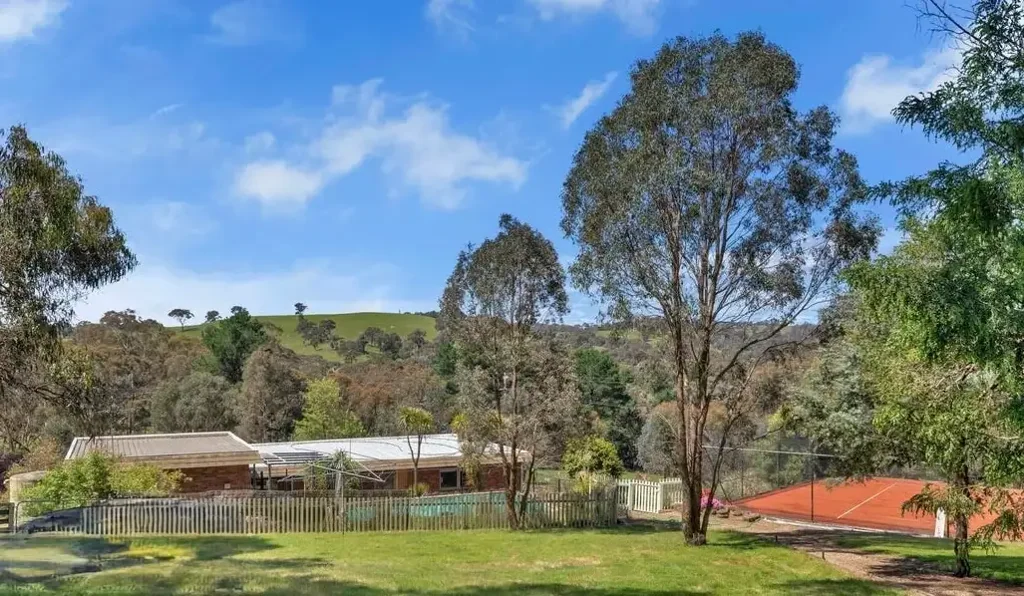 Kilmore East 3બેડરૂમ 5.5 acres | Horse facilities | Valley views | 1km to train