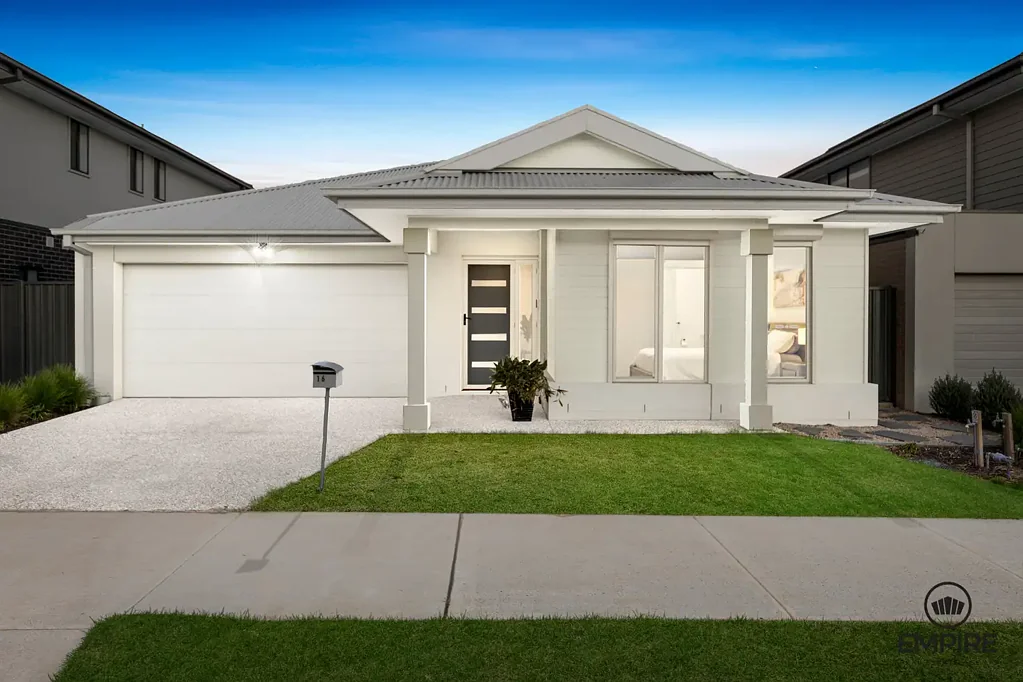 16 Modern Avenue, Clyde North, VIC 3978