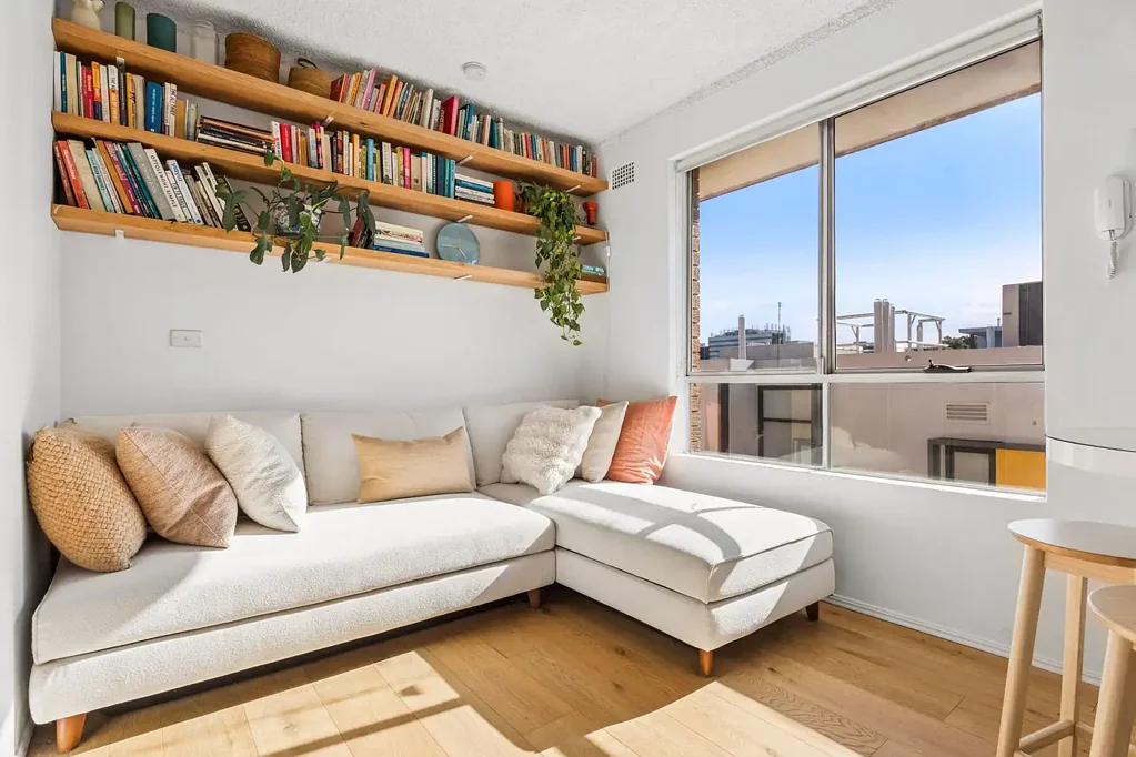 Sunlit North-Facing Apartment in Convenient Location
