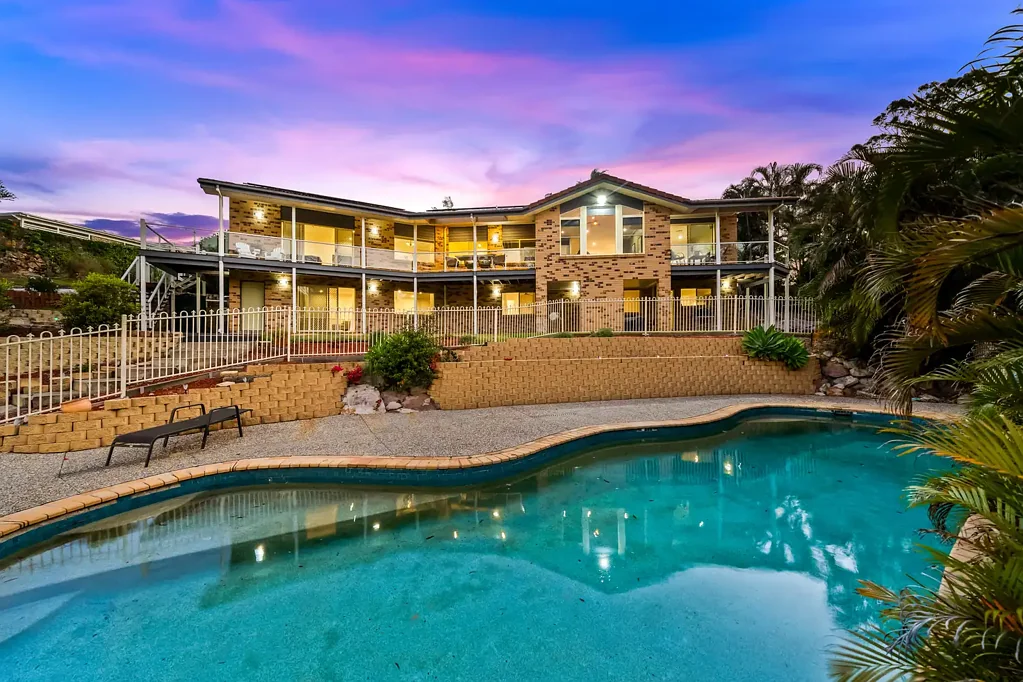 Springwood 6ਬੈੱਡਰੂਮ Hidden Gem in The Prestigious Plateau Precinct - Spacious Double Story Sanctuary!