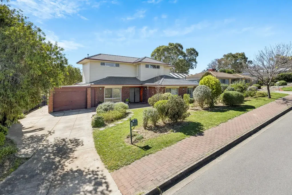 Surrey Downs 5房  The Perfect Two-Storey Family Home